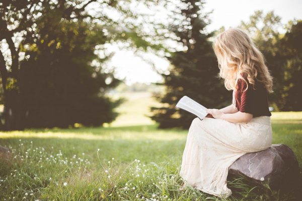 Девушка читает на природе