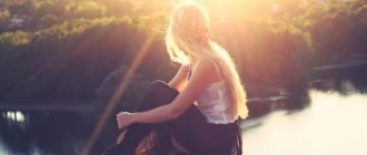 Девушка на фоне солнечных лучей