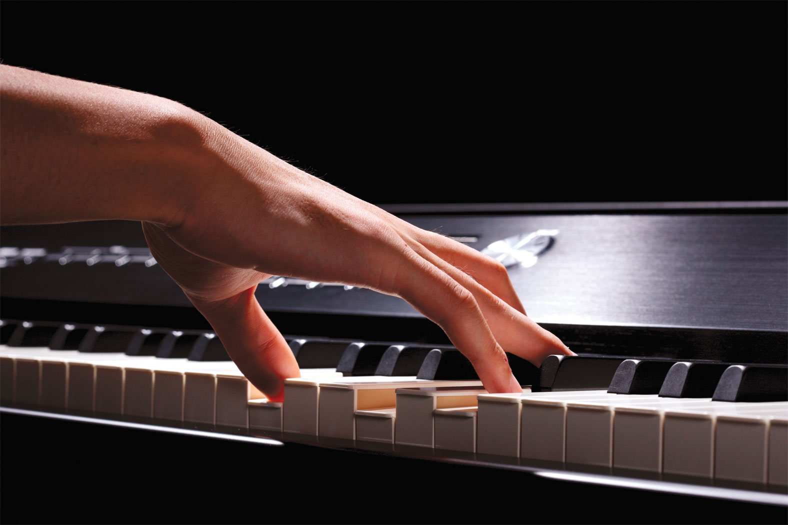 Снимаю с клавиши рояль. Руки на клавишах пианино. Фортепьяно. Руки пианиста. Игра на пианино.