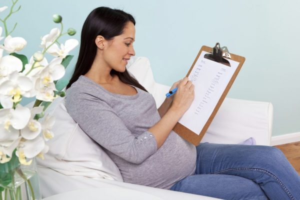 Беременная женщина выбирает имя ребёнку