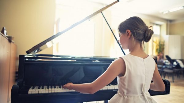 Девочка играет на фортепиано
