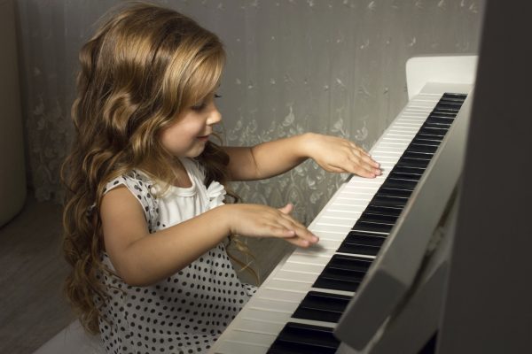 Девочка играет на пианино