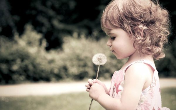 Маленькая девочка с цветком