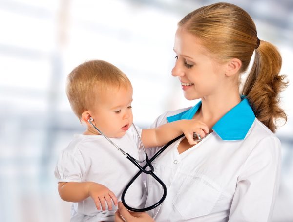 Медсестра с ребёнком