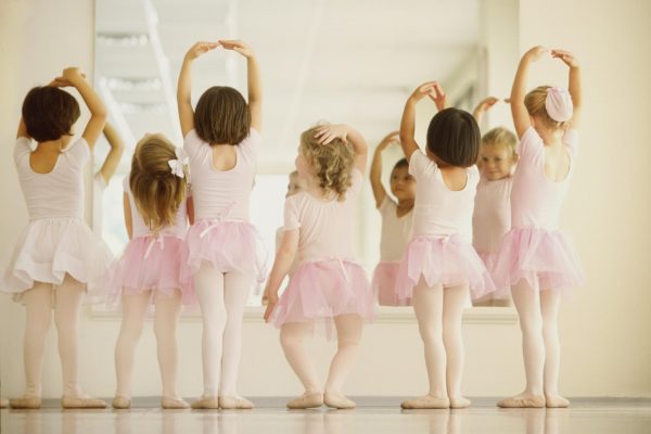 Девочки занимаются балетом