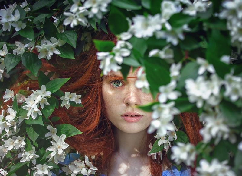 Девушка рядом с цветущим деревом
