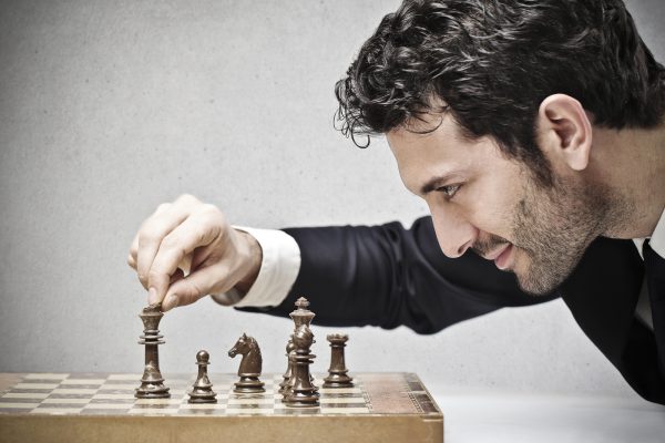 Мужчина с шахматами