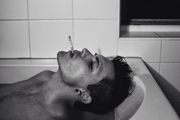 Парень с сигаретой в ванне