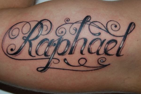 Татуировка с надписью Raphael