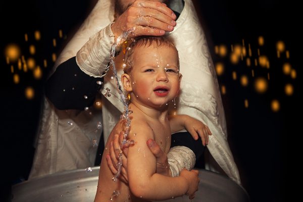 Церемония крещения ребёнка