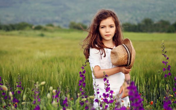 Девочка в поле с цветами