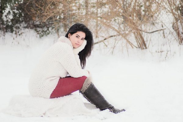 Девушка сидит на снегу