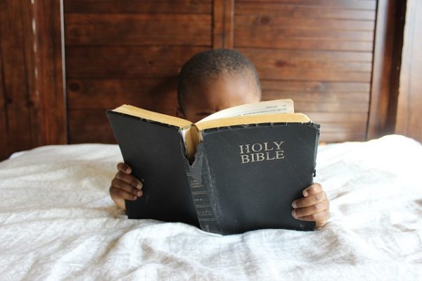 Мальчик читает Библию