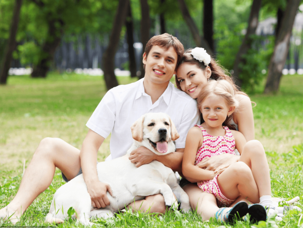 Счастливая семья с собакой