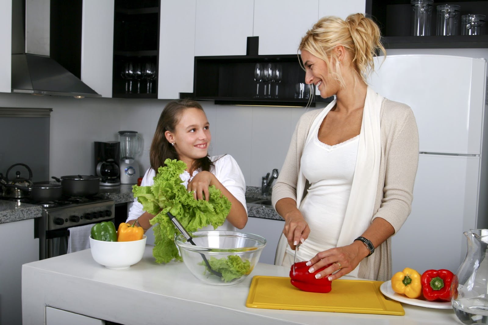 You know cooking. Мама с ребенком на кухне. Женщина с ребенком на кухне. Готовка с детьми на кухне. Кухня для детей.