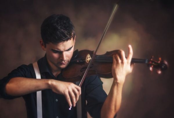 Мужчина играет на скрипке