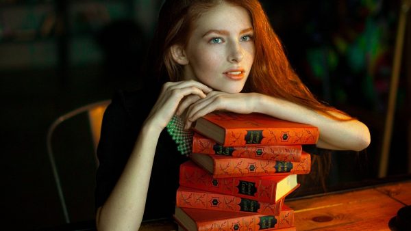 Девушка с книгами
